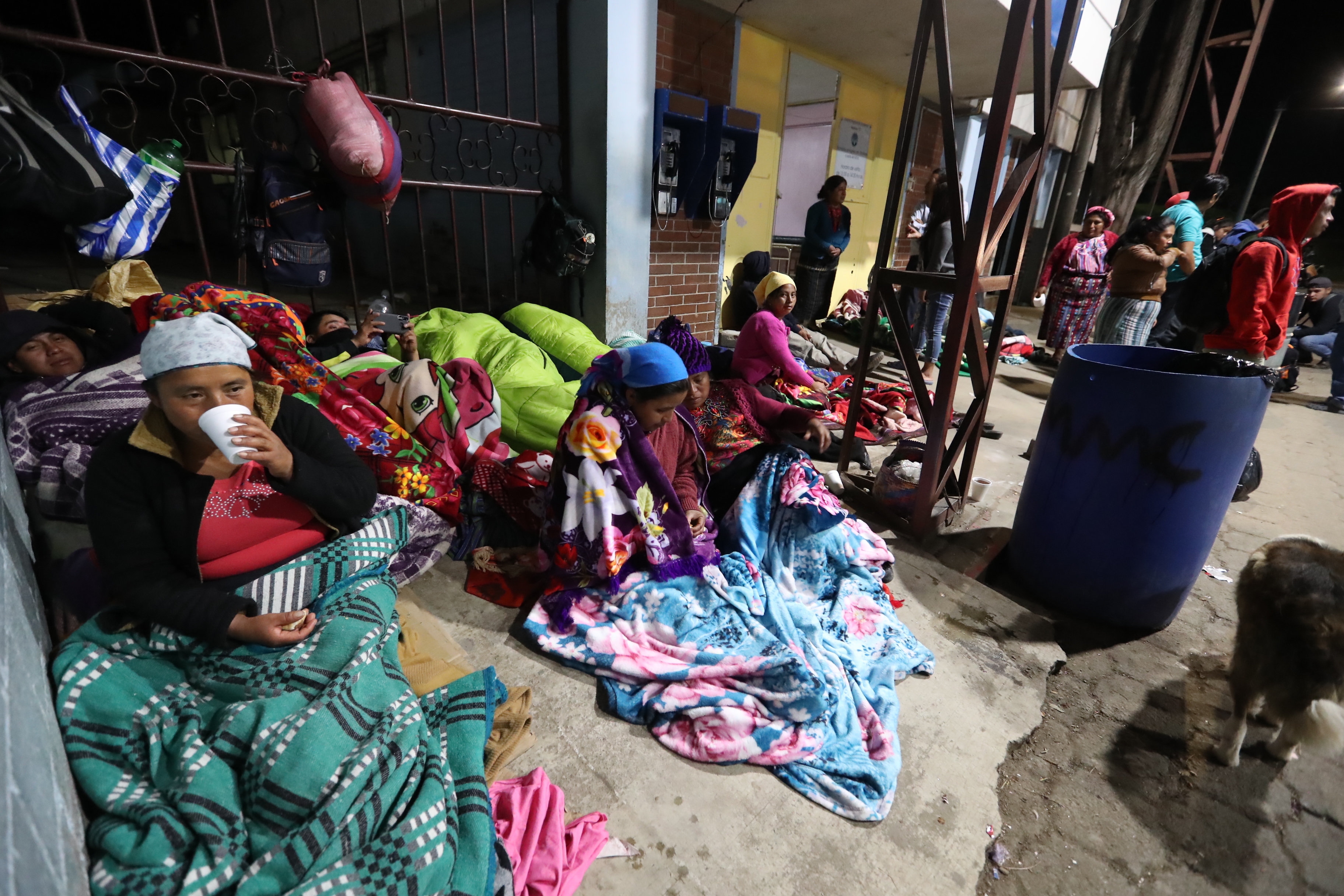 Familiares de pacientes esperan en las afueras del HRO, donde la temperatura desciende por las noches y madrugas. (Foto Prensa Libre: Mynor Toc)