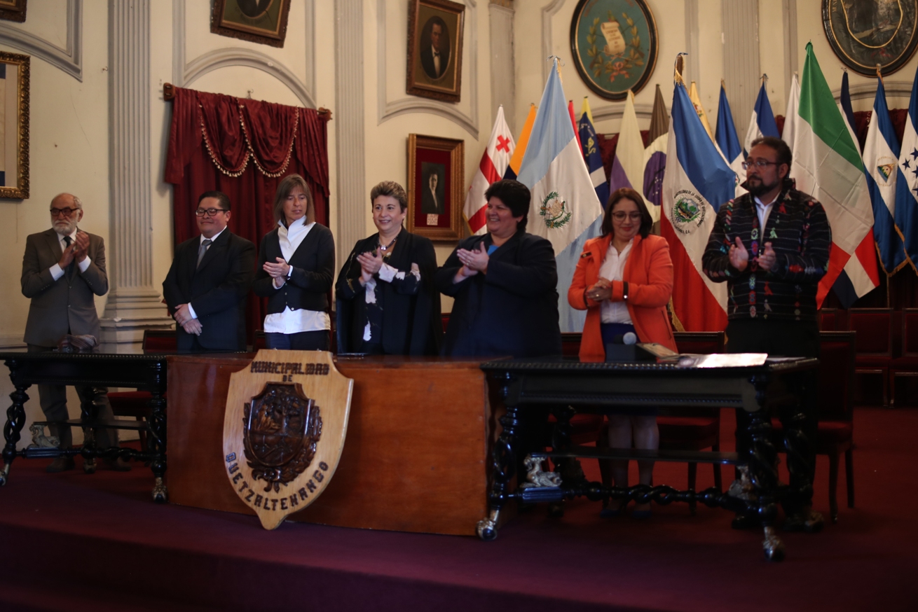 Autoridades de ambas universidades se reunieron en Xela para firmar el convenio. (Foto Prensa Libre: María Longo) 