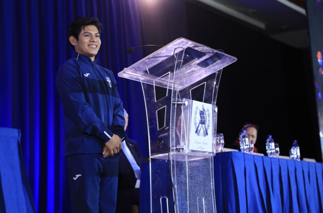 El atleta Jorge Vega participa en el Quinto Desayuno por la Oración. (Foto Prensa Libre: Presidencia)