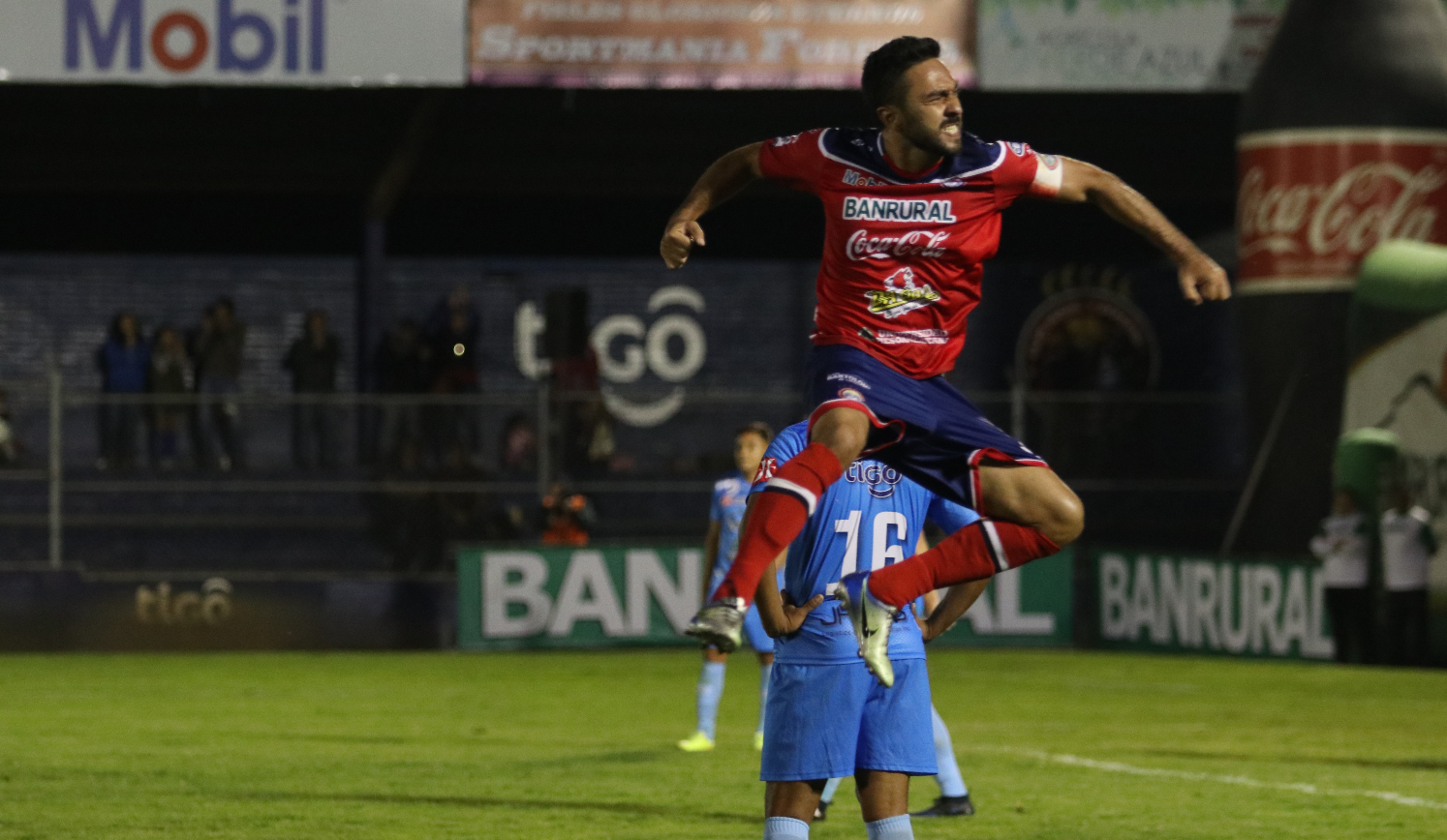 El delantero mexicano Carlos Kamiani Félix festeja el gol que le anotó a Sanarate. (Foto Prensa Libre: Raúl Juárez)