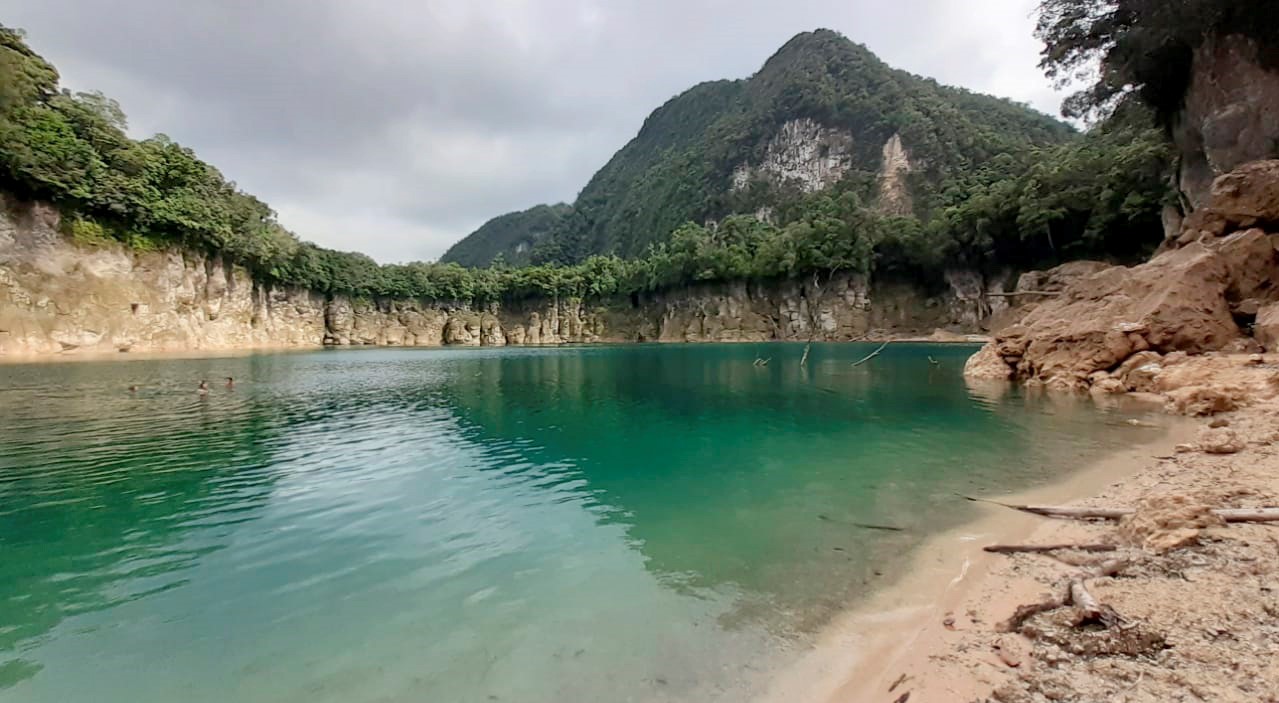 En uno de los cenotes de la Laguna Brava, en Nentón, Huehuetenango, se evidencia el impacto que ha causado la sequía prolongada en la región. (Foto: NatuCultura)