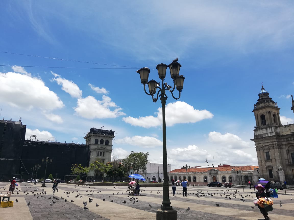 Según la dirección del Centro Histórico, se colocarán más luminarias en la Plaza de la Constitución. (Foto Prensa Libre: José Patzán) 