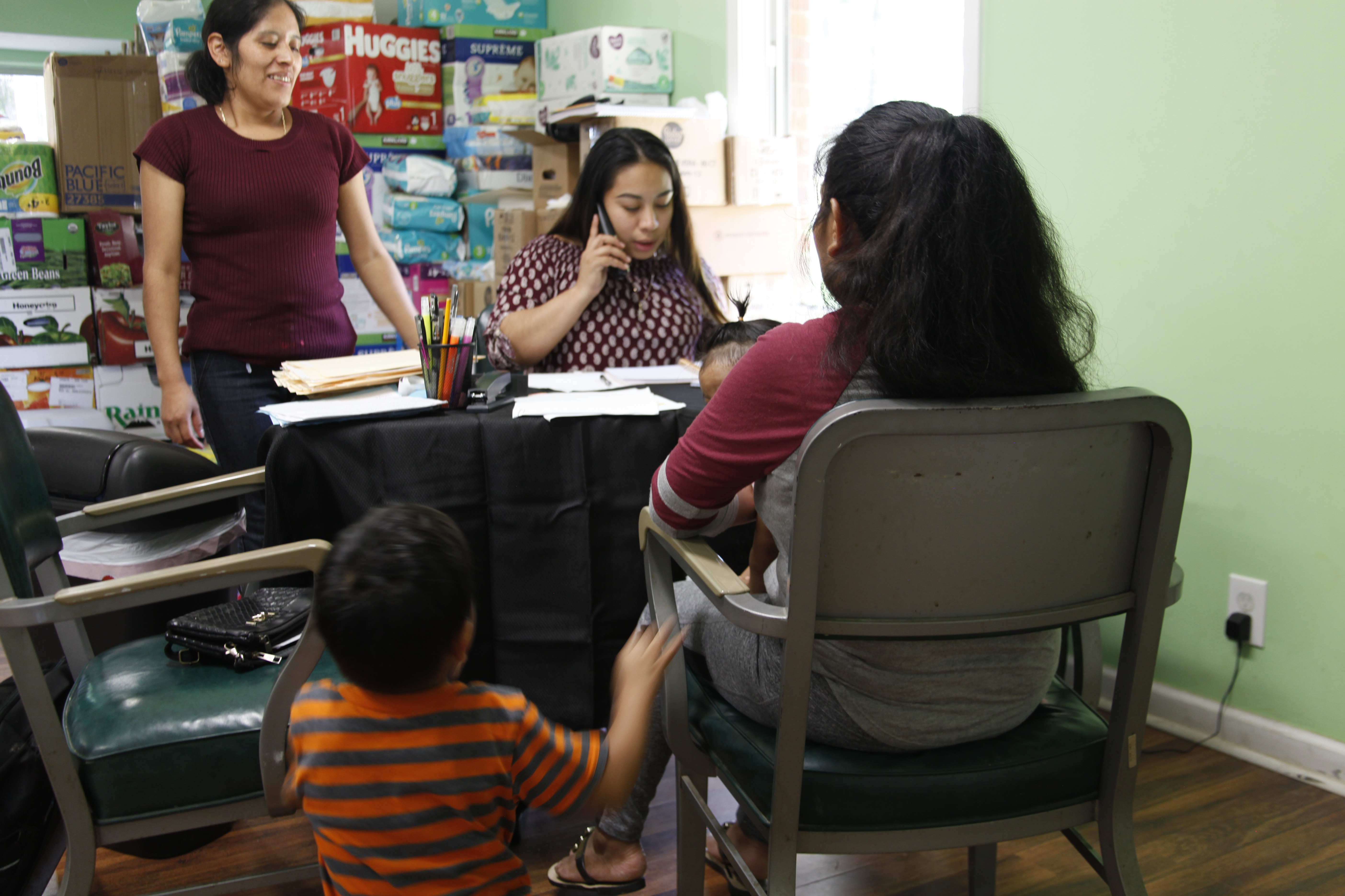 Una madre guatemalteca acude a la parroquia Santa  Ana en Carthage para pedir ayuda legal. Esa parroquia recibe a diario a decenas de guatemaltecos afectados tras las redadas del 7 de agosto. (Foto Prensa Libre: Sergio Morales)