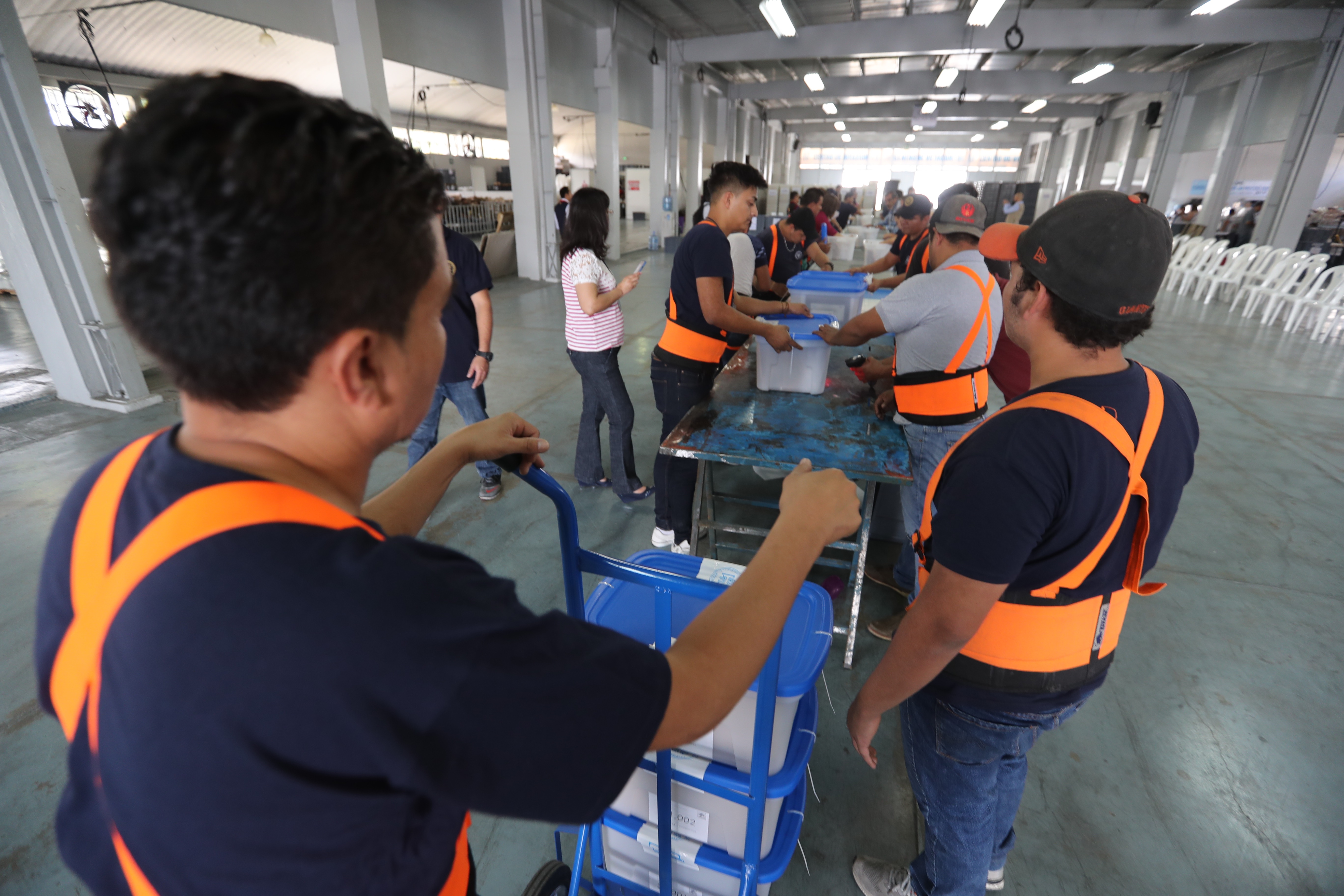 Tribunal Supremo Electoral embala las papeletas que se usarán en la segunda vuelta del 11 de agosto 2019. (Foto Prensa Libre:)