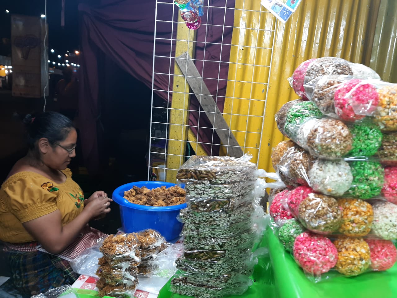 Vendedores ultiman detalles para recibir a visitantes a la Feria de Jocotenango. Fotografía Prensa Libre: Andrea Domínguez