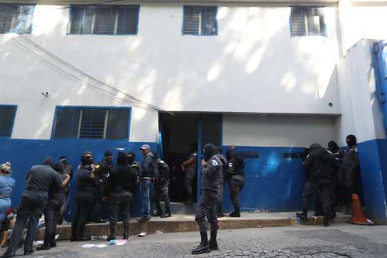Los agentes esperaron más de ocho horas a que se presentara alguna autoridad para mediar con ellos. Foto Prensa Libre: Óscar Rivas