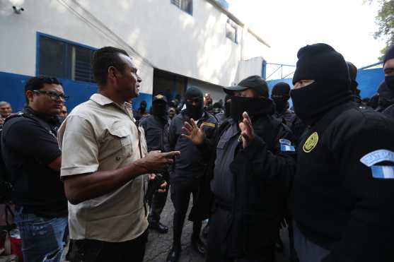 El personal de seguridad del Director del Sistema Penitenciario les solicita audiencia a los agentes en el lugar. Foto Prensa Libre: Óscar Rivas 