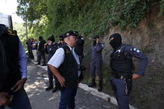 Debido a que no se levantaba la protesta tuvo que llegar al lugar Asuntos Internos del Ministerio de Gobernación. Foto Prensa Libre: Óscar Rivas