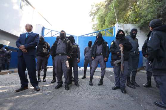 Los agentes esperaron frente al portón de ingreso al presidio a que se presentara alguna autoridad. Foto Prensa Libre: Óscar Rivas