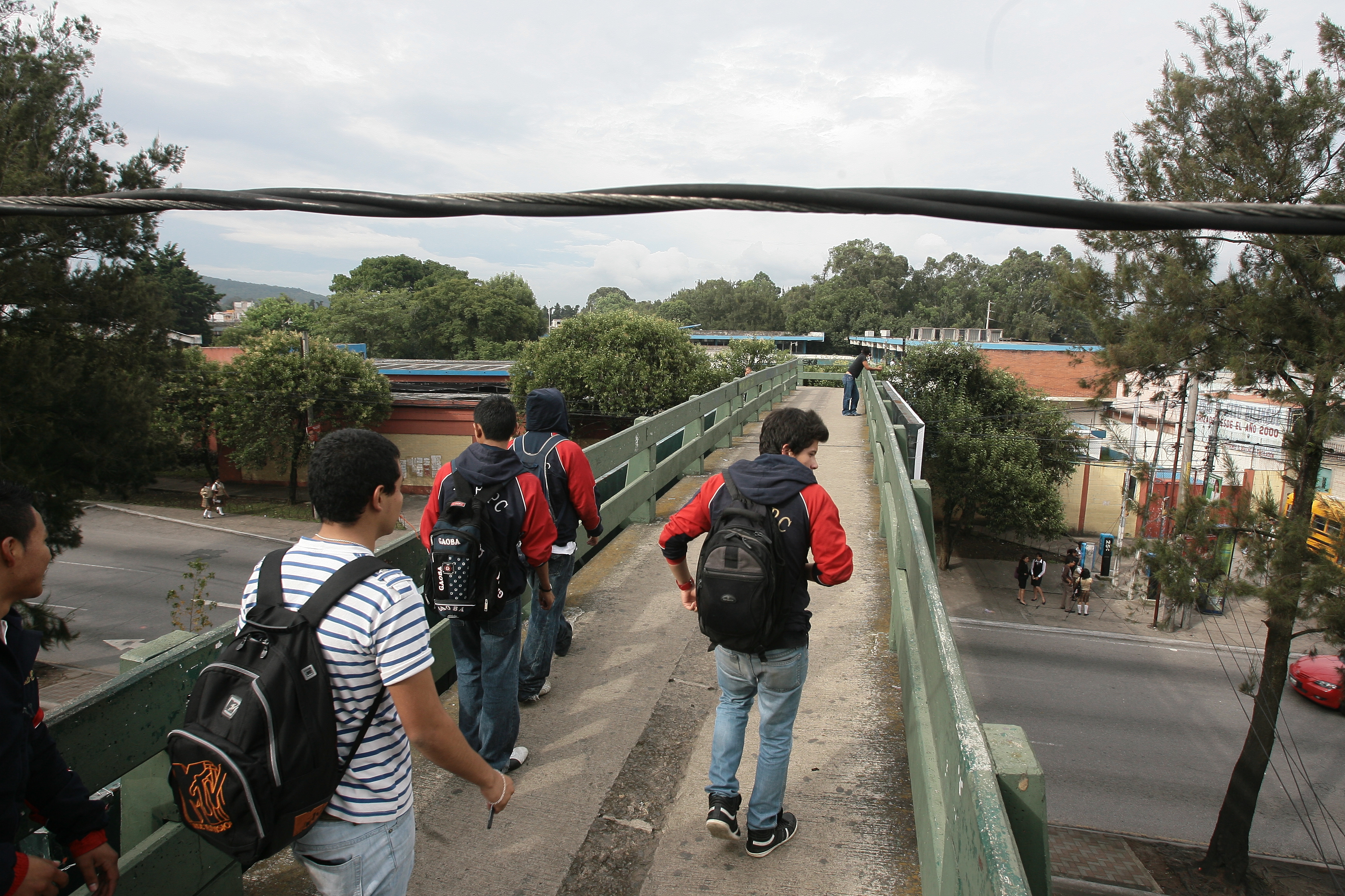 Usuarios de la pasarela sobre la calzada San Juan y 32 avenida solicitan que los cables de energía eléctrica sean retirados debido a que la altura en la que están colocados representa un peligro para las personas que cruzan por dicha pasarela.

Foto: Alvaro Interiano.