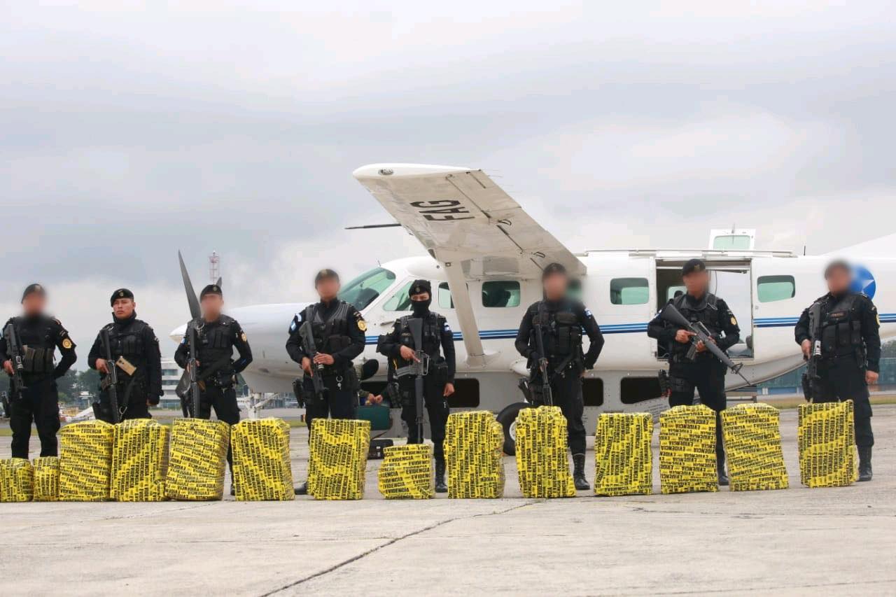 Agentes de la PNC resguardan la droga que fue incautada en Petén el sábado último. (Foto Prensa Libre: Cortesía) 