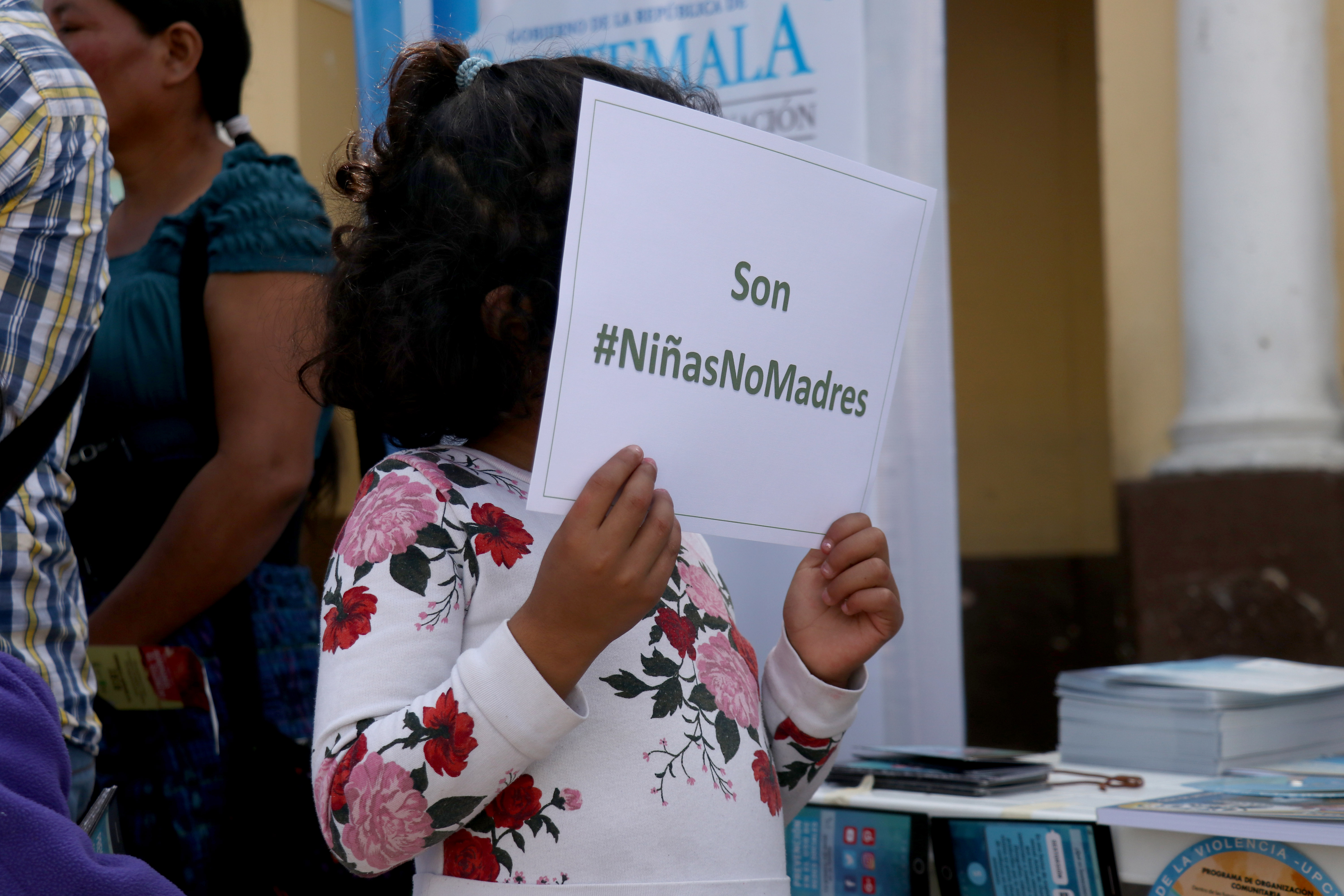 Las niñas no son madres se lee en un cartel portado por una menor en la plaza central de Huehuetenango. (Foto Prensa Libre: Mike Castillo)