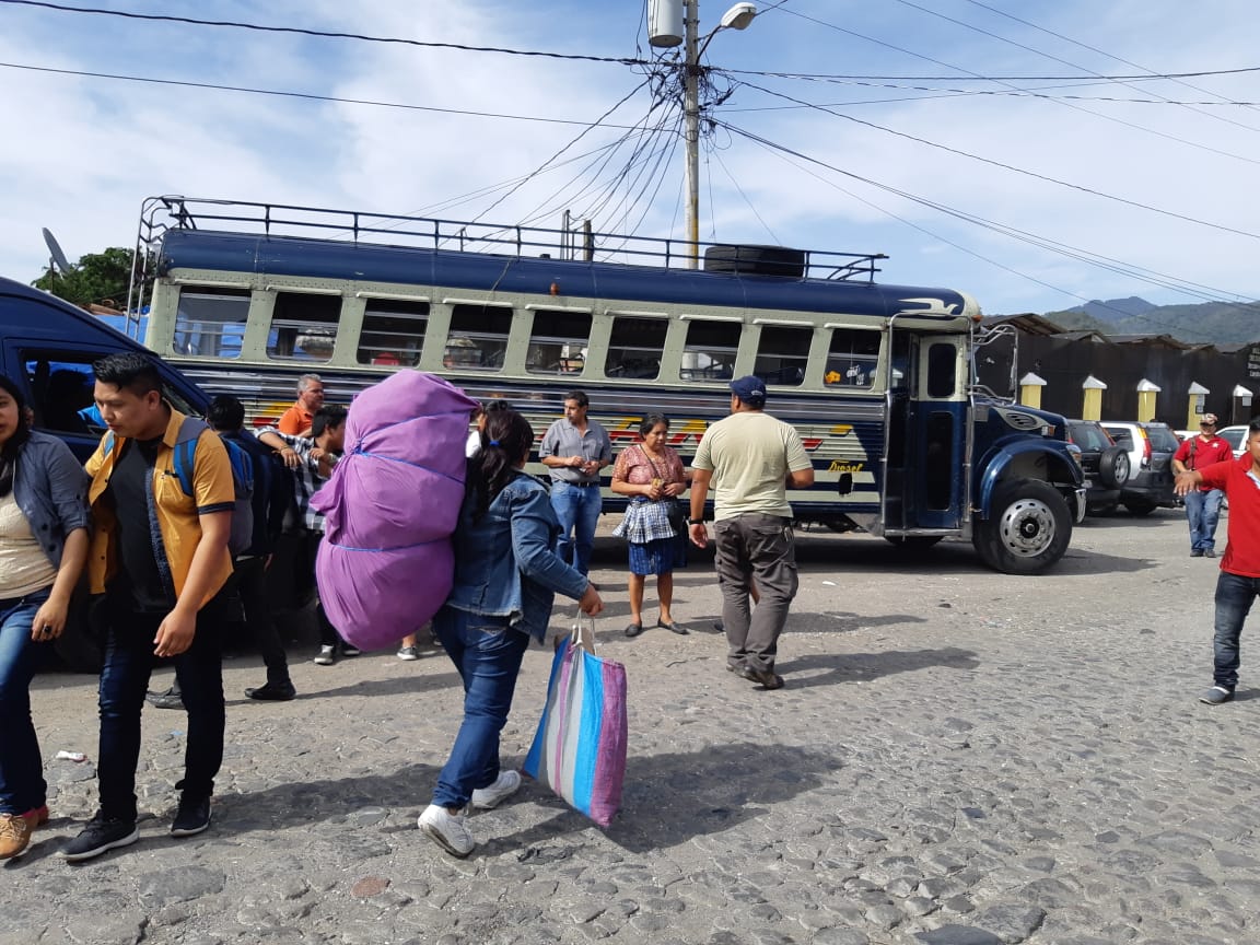 Usuarios que de Antigua Guatemala se dirigen a la capital buscan algún medio de transporte para llegar a su destino. (Foto Prensa Libre: Julio Sicán).