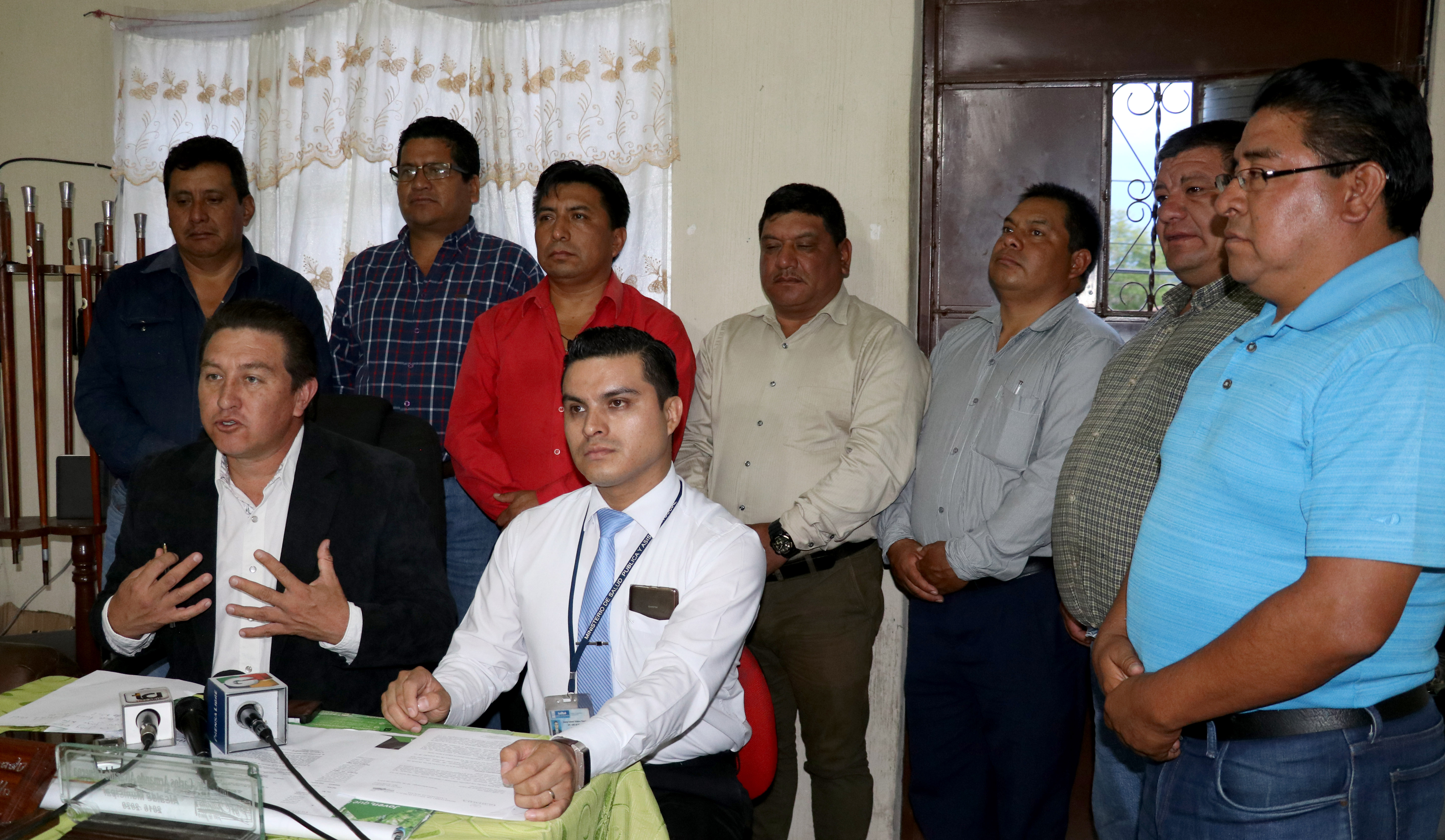 Autoridades de Salud y municipales informan de la suspensión de la feria en Chiantla. (Foto Prensa Libre: Mike Castillo).