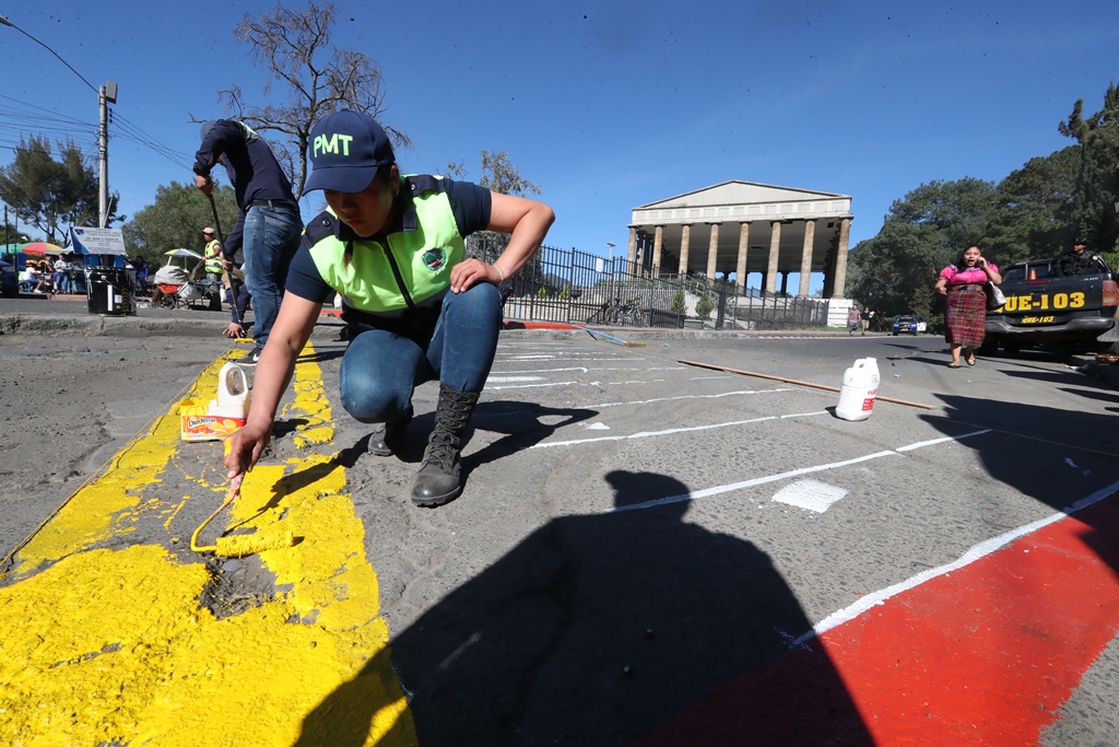 La Municipalidad de Xela buscará una vez más recuperar los espacios públicos alrededor del Templo a Minerva. (Foto Prensa LIbre: M. Toc)