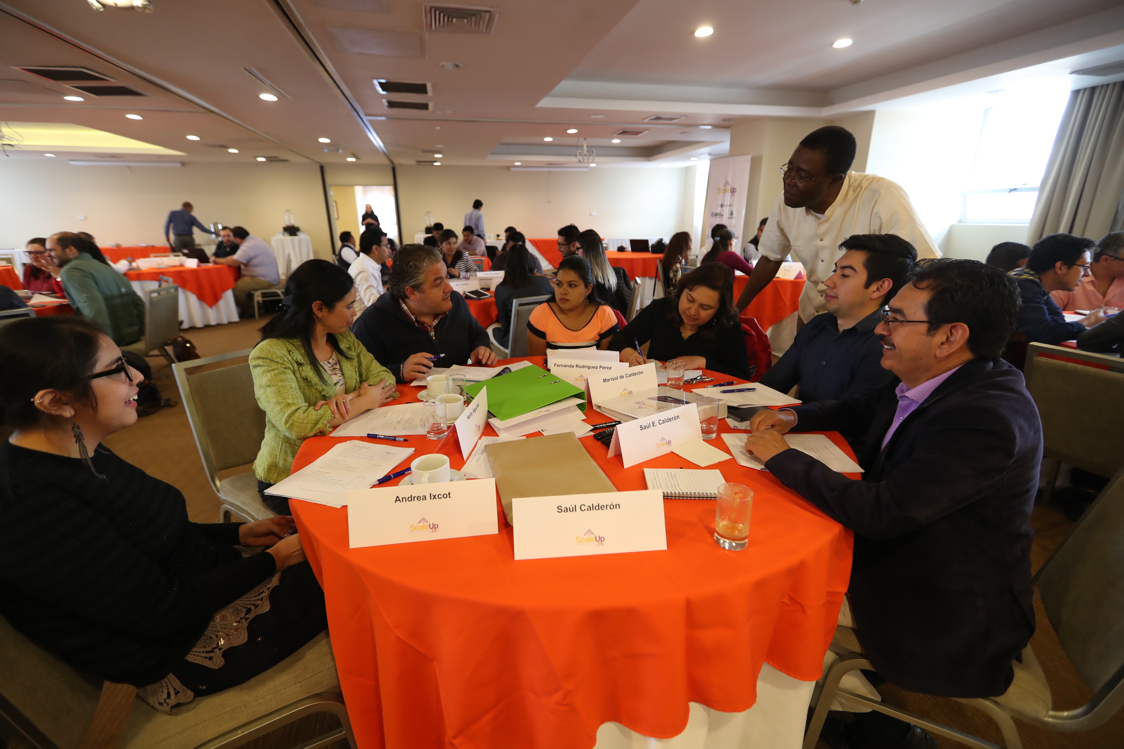 Vincent Onyemah, profesor del Babson College, atiende a un grupo de estudiantes del programa Scale Up Xela. (Foto Prensa Libre: Mynor Toc)