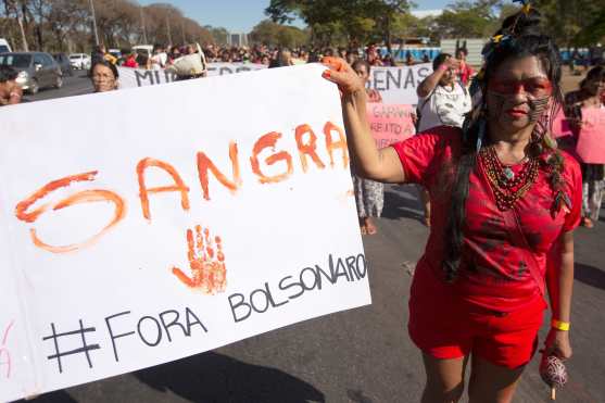 Con pancartas exigen la salida del presidente Jair Bolsonario en Brasil. Foto Prensa Libre: EFE