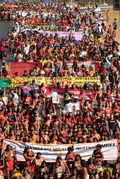 Cientos de mujeres de diversas tribus indígenas marchan este martes durante su segundo día de protestas en Brasilia. Foto Prensa Libre: EFE