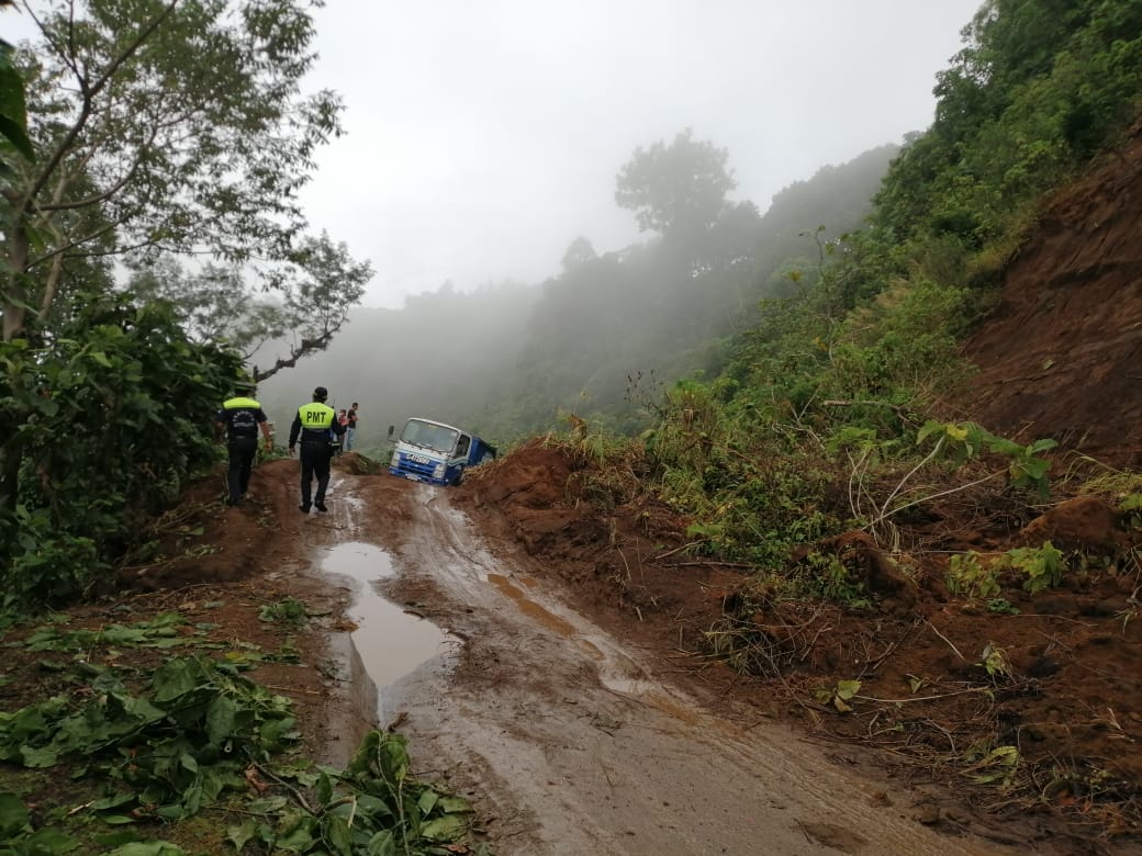 En la ruta de Santiago Atitlán, Sololá, y Chichacao, Suchitepéquez, un derrumbe interrumpió el paso de vehículos. (Foto Prensa Libre: Conred)