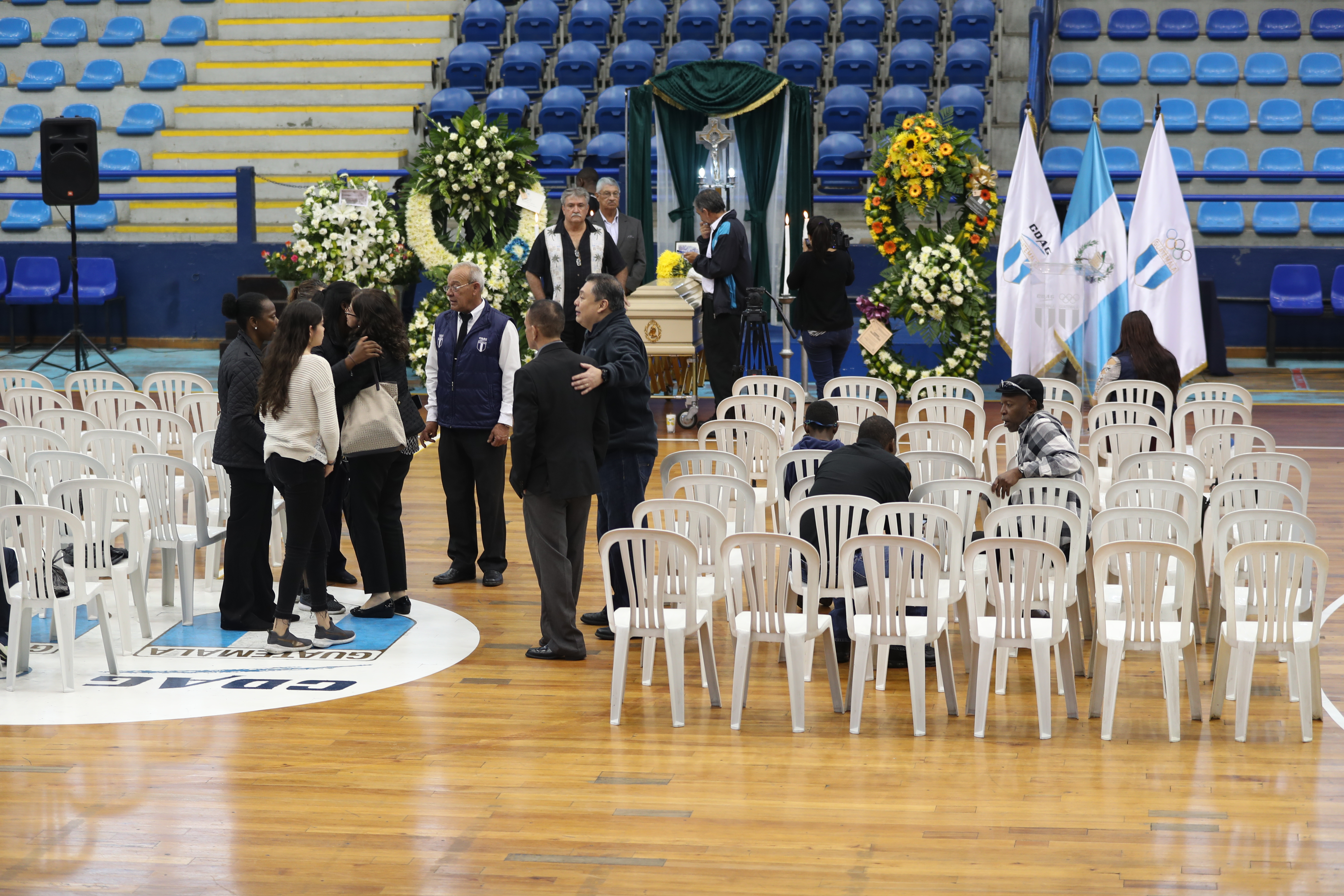 El funeral de Teodoro Palacios Flores se lleva a cabo en el gimnasio que lleva su nombre, en la zona 5 capitalina. (Foto Prensa Libre: Francisco Sánchez).
