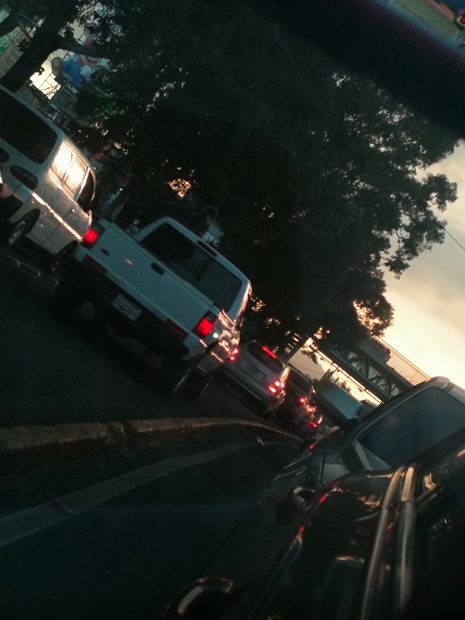 Caos vehicular en la calzada Roosevelt este viernes 23 de agosto. (Foto Prensa Libre: Josué León). 