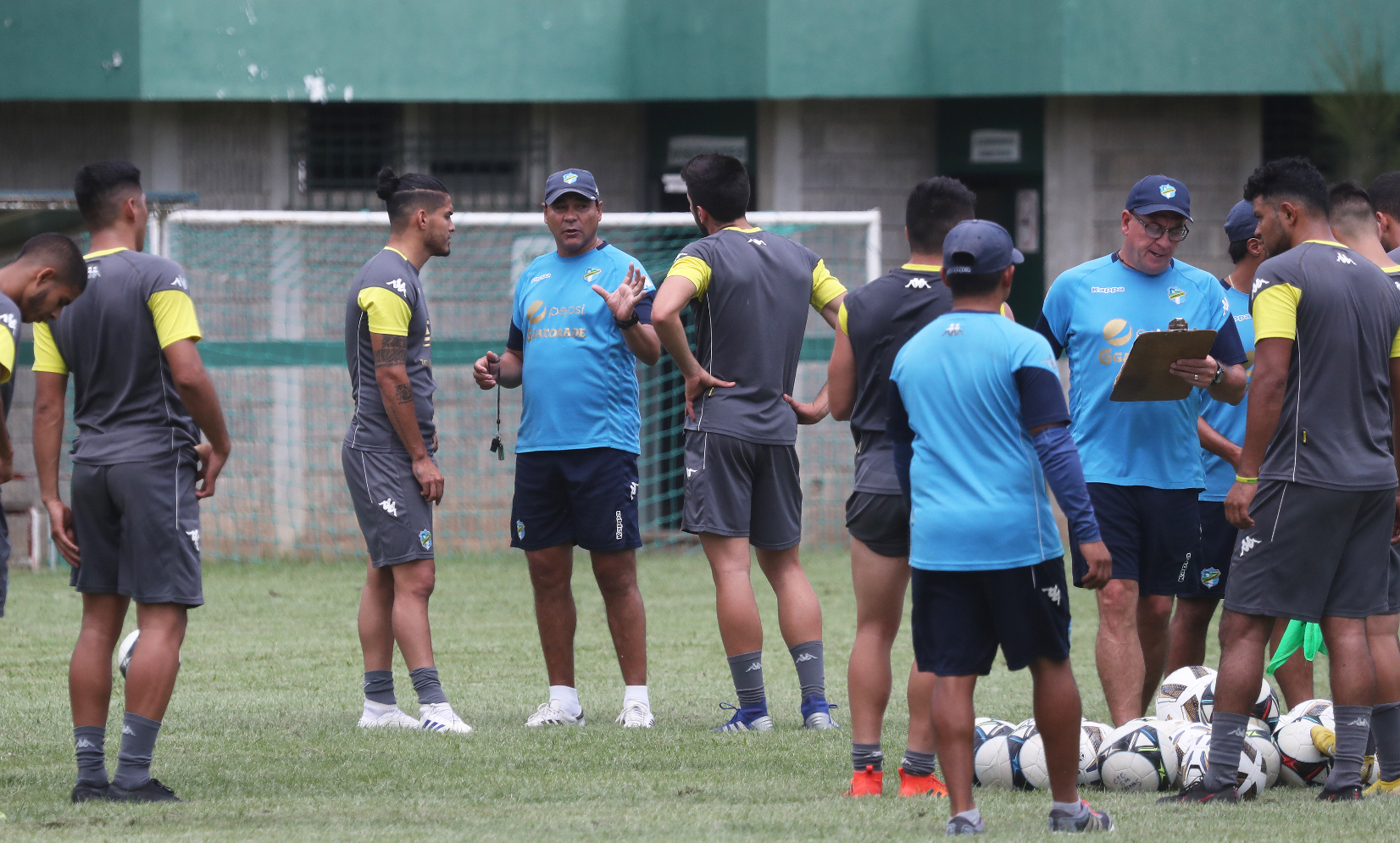 El técnico argentino Mauricio Tapia conversa con los defensa Carlos Salvador Estrada y Nicolás Samayoa. (Foto Prensa Libre: Francisco Sánchez )