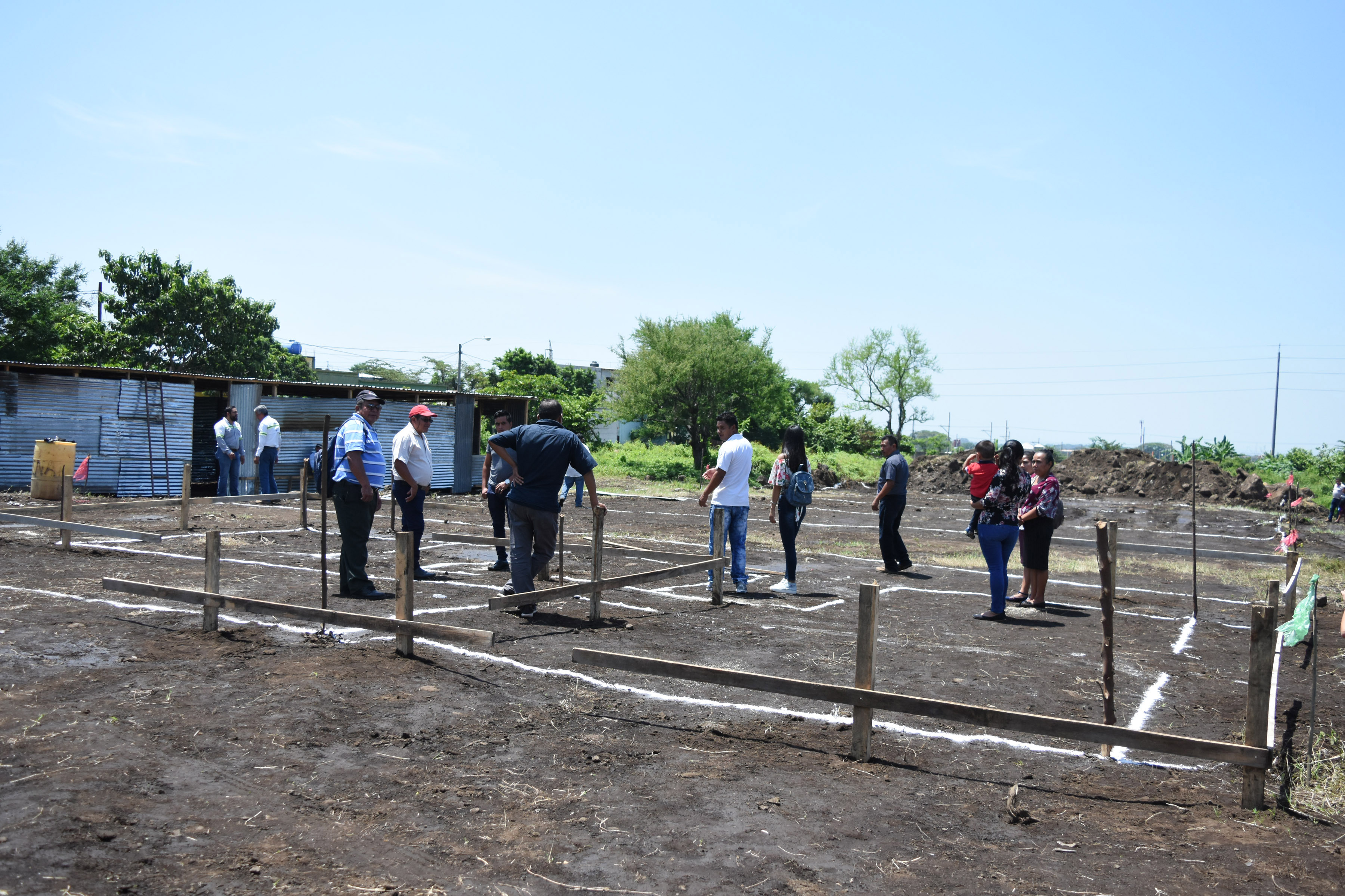 Las familias beneficiadas por Techo recorrieron el terreno donde se construirán sus viviendas, en colonia Hunapú, zona 4 de Escuintla. (Foto Prensa Libre: Carlos Paredes)