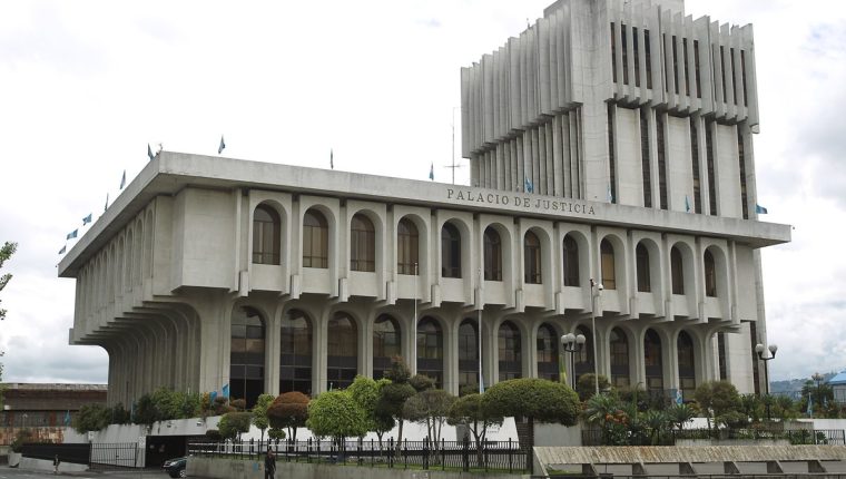 Tatiana Elizabeth Guzmán pasó varias horas en la carceleta de Torre de Tribunales, señalada de supuestamete sustraer documentos del juzgado donde laboraba. Ya fue liberada. (Foto Prensa Libre: Hemeroteca PL)