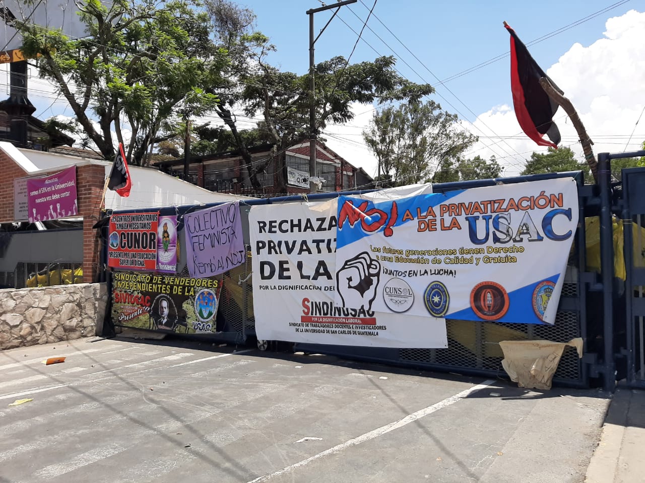 El cierre del campus central de la USAC tardo un mes, hasta que fueron cumplidas las demandas. (Foto Prensa Libre: Andrea Domínguez)