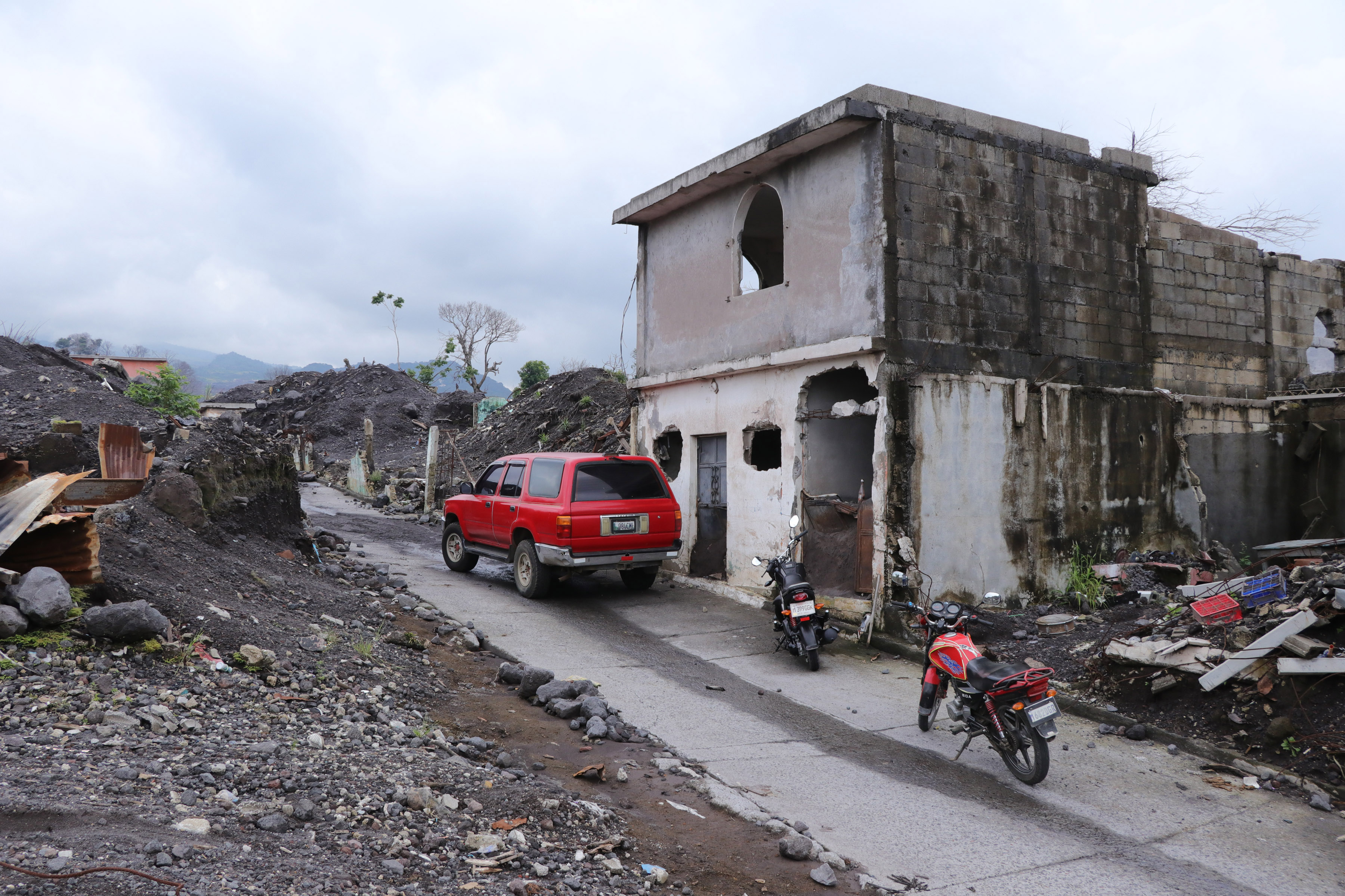 Viviendas que quedaron en buen estado serán utilizadas como campamento de los vecinos y los antropólogos forenses que reiniciarán las tareas de búsqueda de restos humanos en la zona cero. (Foto Prensa Libre: Carlos Paredes)