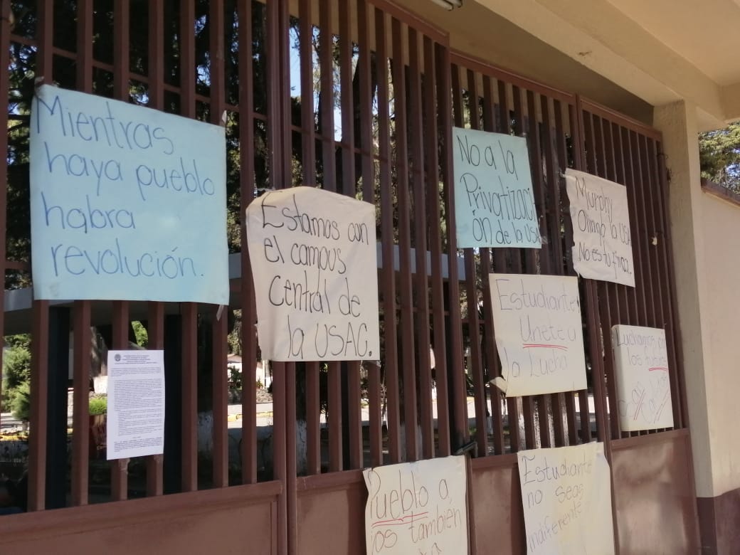 Este jueves el Cunoc está cerrado en protesta a las autoridades de la Usac. (Foto Prensa Libre: María Longo) 