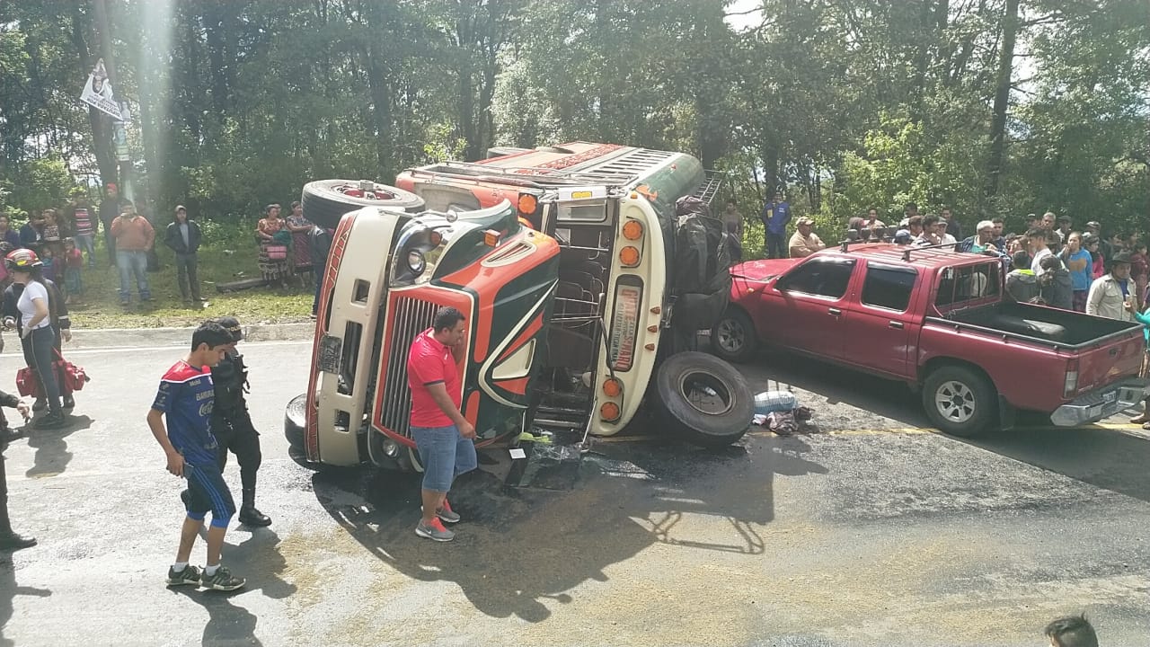 Un autobús volcó en el kilómetro 226 de la ruta de Xela a San Marcos. (Foto Prensa Libre: CBMD)