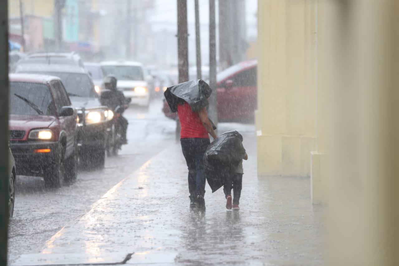 Las condiciones del clima de este fin de semana serán favorables para unos días intensos de lluvia (Foto Prensa Libre: Erick Ávila)