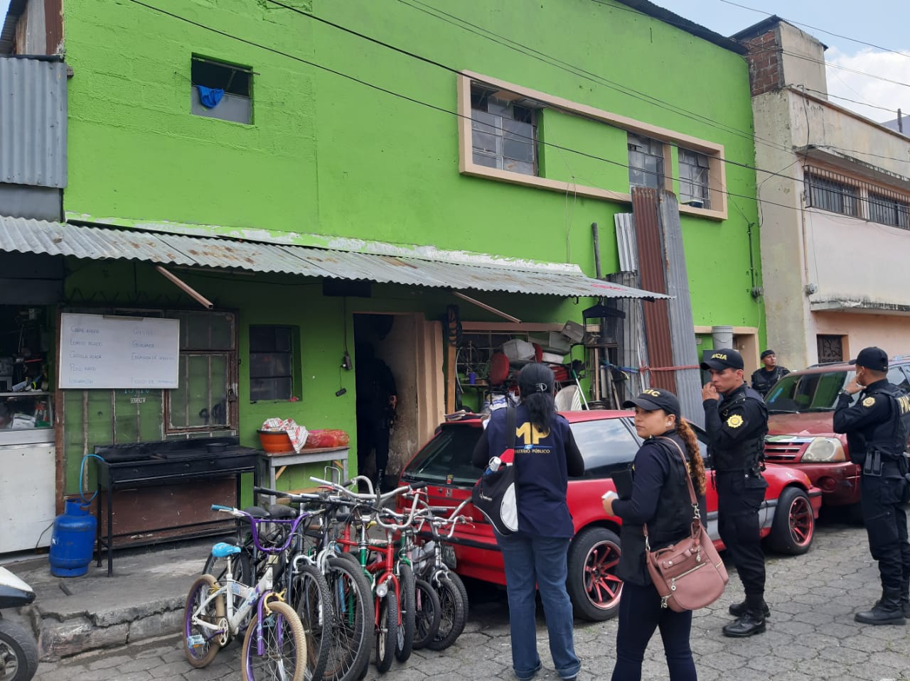 La Unidad contra el Robo de Vehículos coordinó los allanamientos en las zonas 4 y 8 de la ciudad. (Foto Prensa Libre: Ministerio Público)