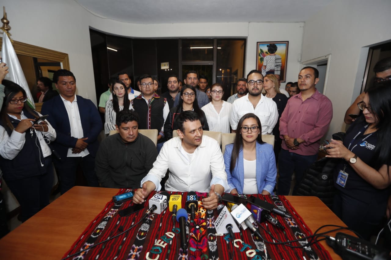 Óscar Argueta, secretario general de la UNE, y dirigentes del partido, en conferencia de prensa. (Foto Prensa Libre: Esbin García)