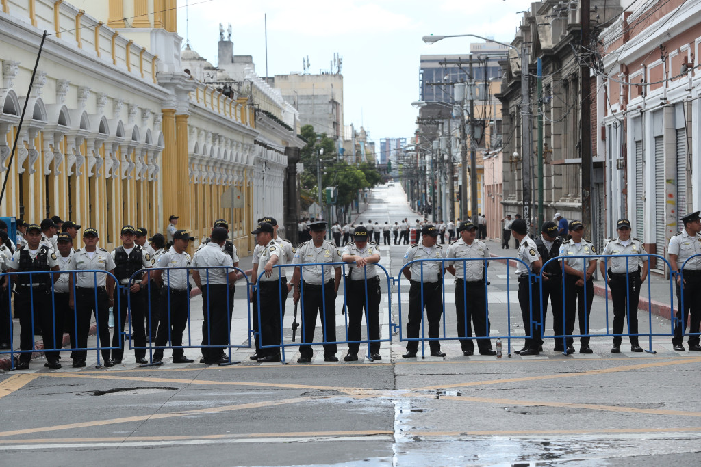 Los agentes de la PNC habrían presionado por varios meses por una mejora salarial. (Foto Prensa Libre: Hemeroteca PL)