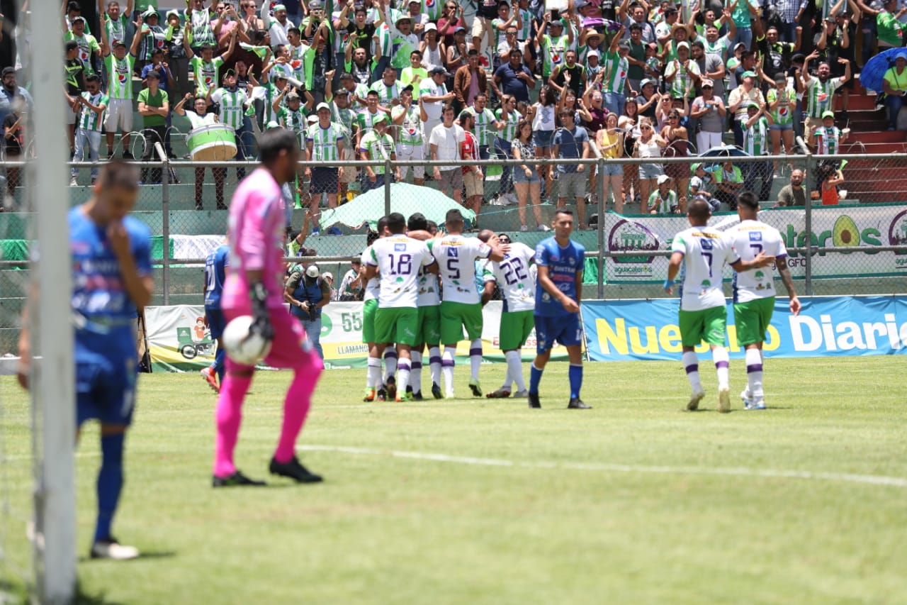 Los jugadores de Antigua festejan frente a Cobán Imperial, en el Pensativo. (Foto Prensa Libre: Carlos Vicente)