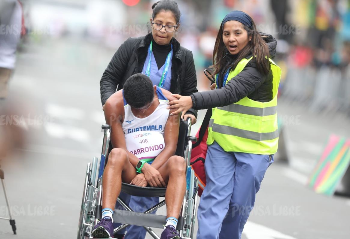 Érick Barrondo sale en silla de ruedas de la competencia de marcha de los Juegos de Lima. (Foto Prensa Libre: Carlos Vicente)