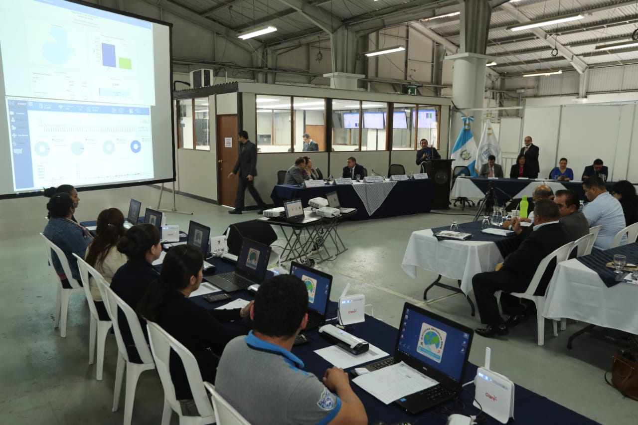 En el Parque de la Industria se realizó un simulacro al sistema de transmisión de resultados preliminares. (Foto Prensa Libre: Érick Ávila)