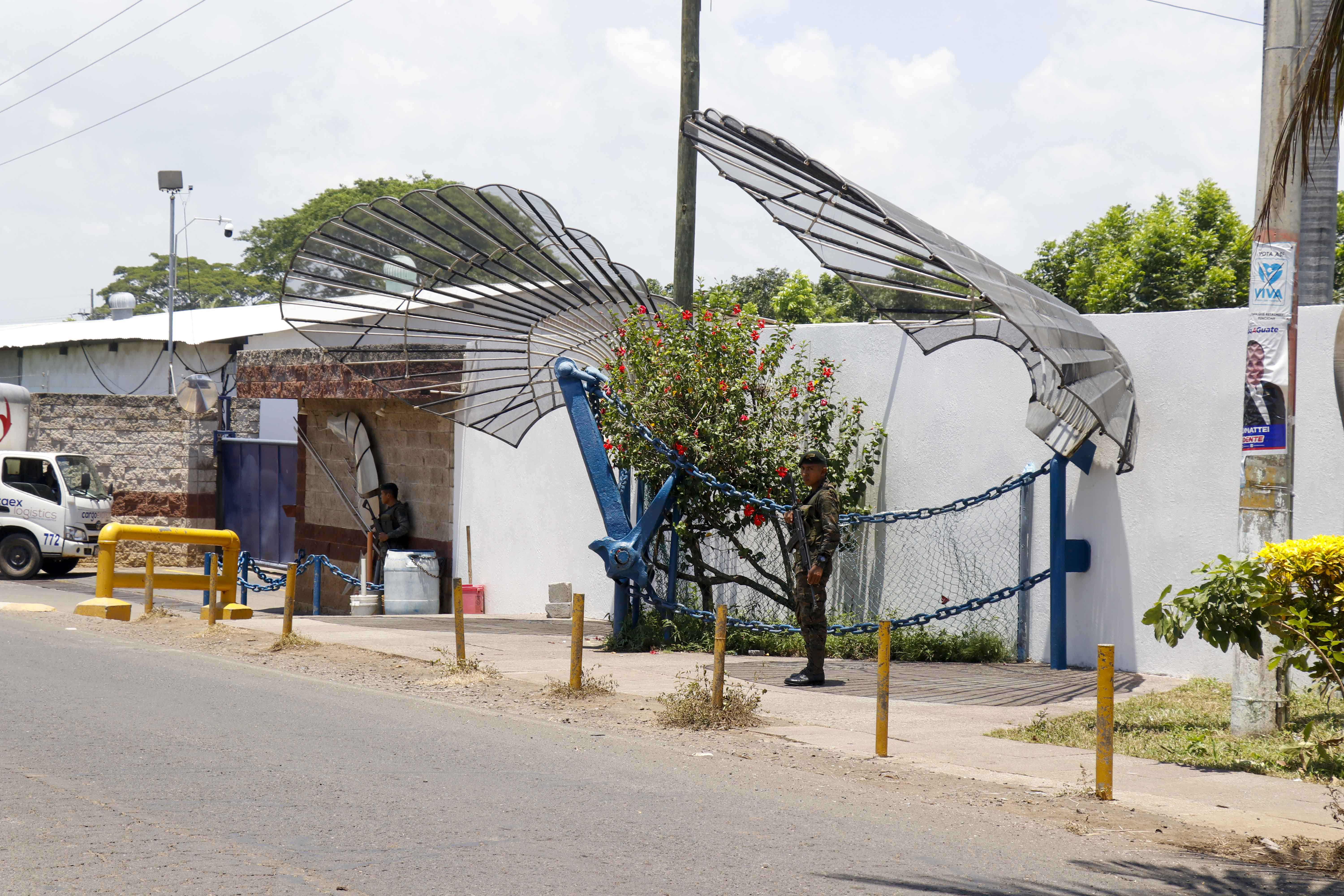 Incertidumbre se vive en Champerico por cierre de empresa camaronera, soldados custodian la puerta principal de la empresa. (Foto Prensa Libre: Rolando Miranda)