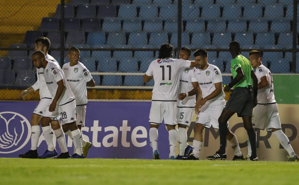 Los jugadores de Comunicaciones festejan el tanto de Jorge Vargas, que le dio la victoria contra Marathón. (Foto Prensa Libre: Francisco Sánchez).