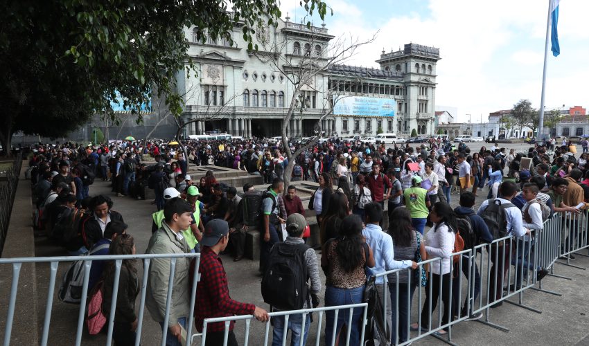 Según analistas existen brechas entre la oferta y la demanda laboral derivadas de la formación educativa desactualizada que no responde a la tendencia ocupacional. (Foto Prensa Libre: Hemeroteca) 