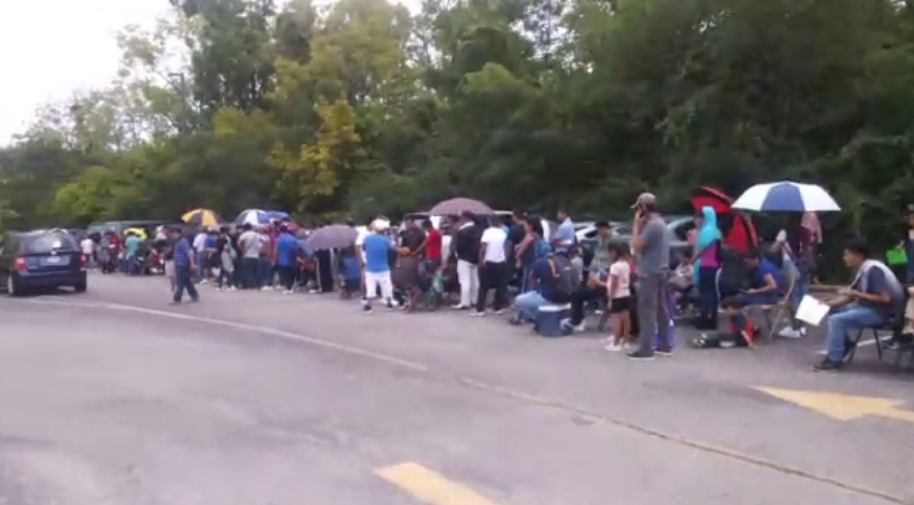 El endurecimiento de las políticas contra migrantes en EE. UU. obliga a miles de guatemaltecos que residen en la ciudad de Cincinnati, Ohio, a tramitar documentación en el consulado.  (Foto Prensa Libre: Captura de video)