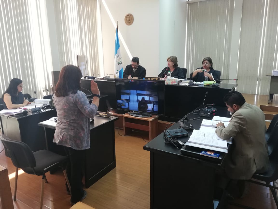 La doctora Erika Barrios declaró como testigo en el debate al supuesto pandillero José Andrés Galicia García. (Foto Prensa Libre: Kenneth Monzón)