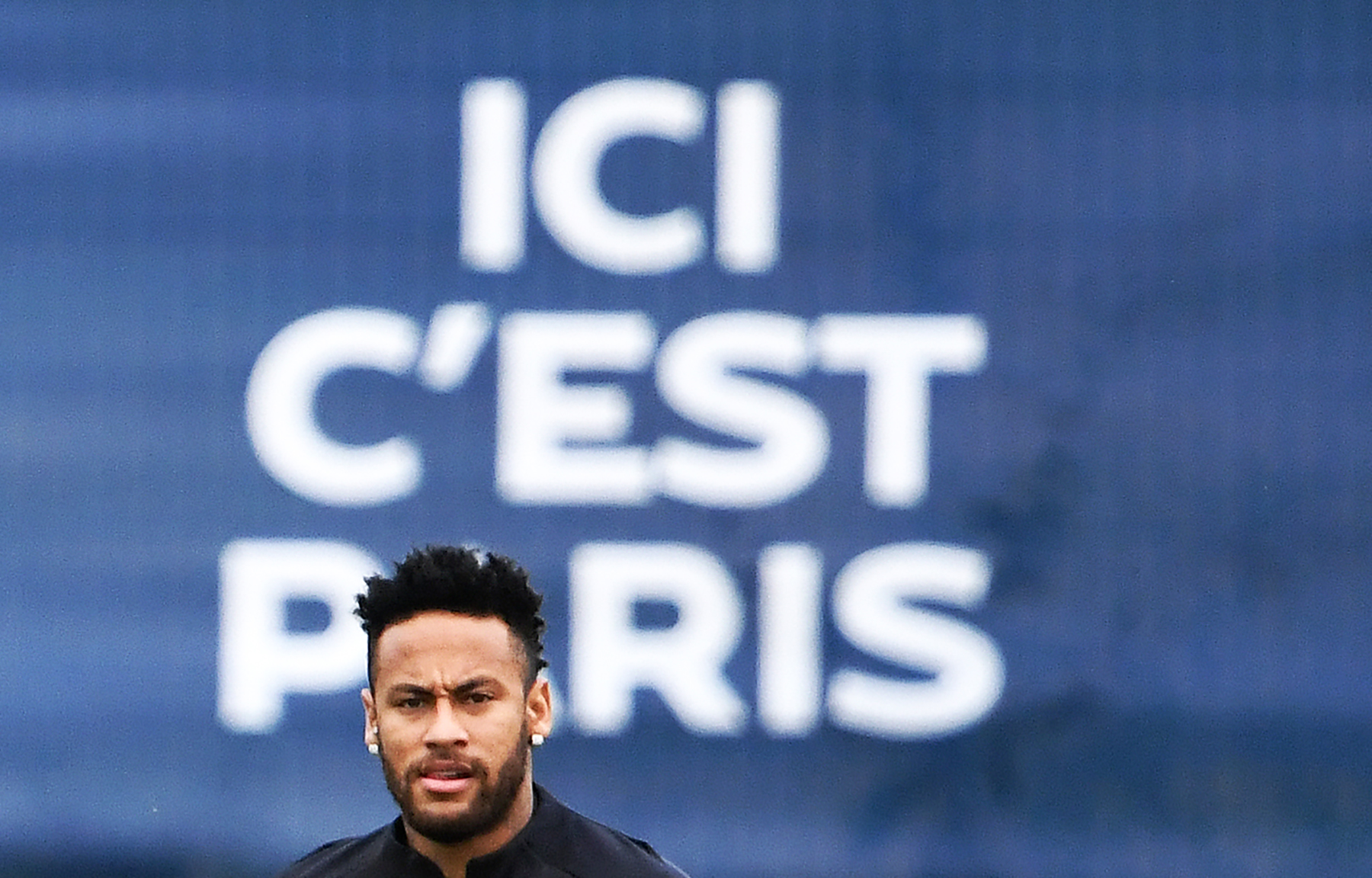 Neymar quiere abandonar el PSG y su fichaje a otros clubes desvanece. (Foto Prensa Libre: AFP)