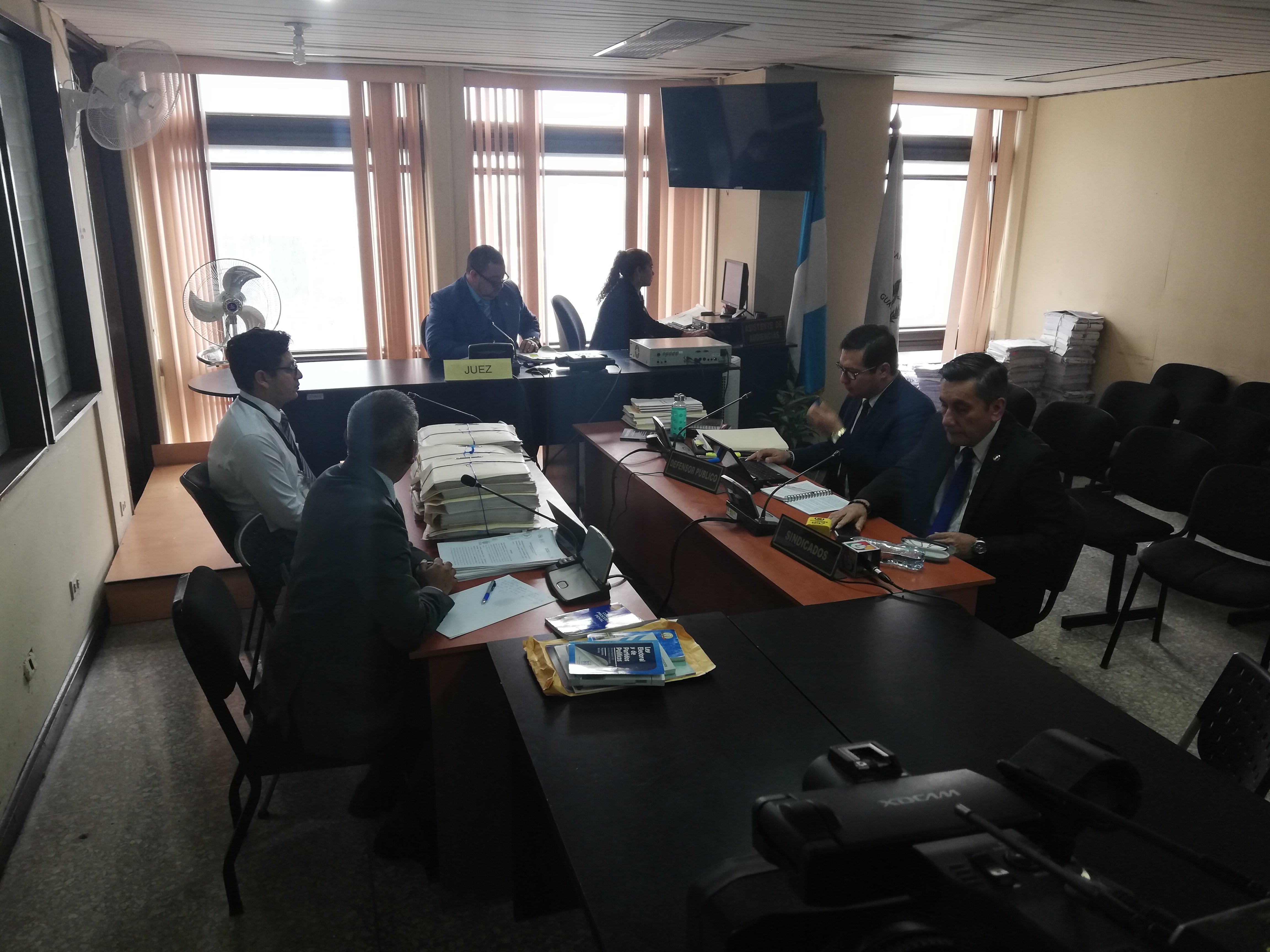 El juez Carlos Toledo desarrolla la audiencia de primera declaración al diputado Roberto Villate. (Foto Prensa Libre: Kenneth Monzón)