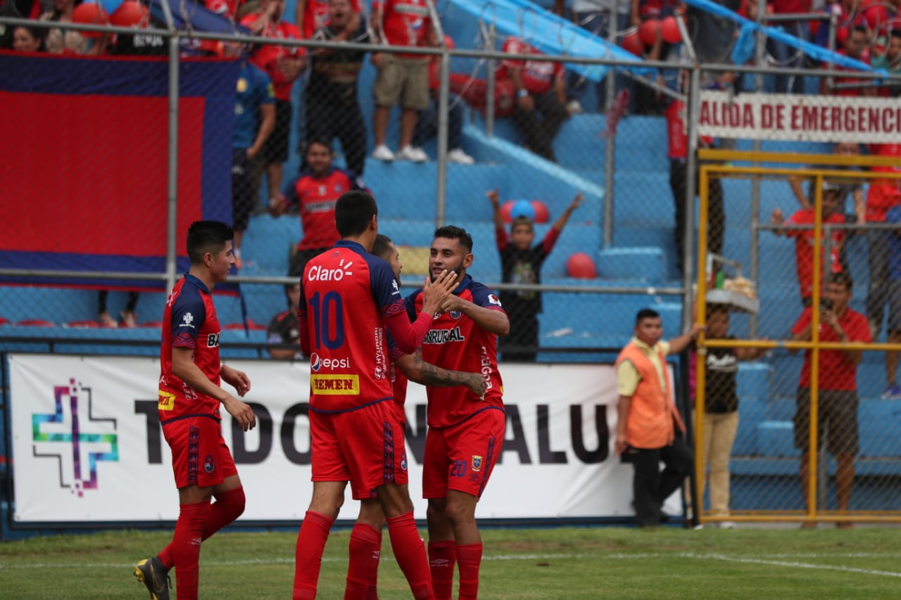 Edi Danilo Guerra festeja con sus compañeros en El Trébol. (Foto Prensa Libre: Carlos Vicente)