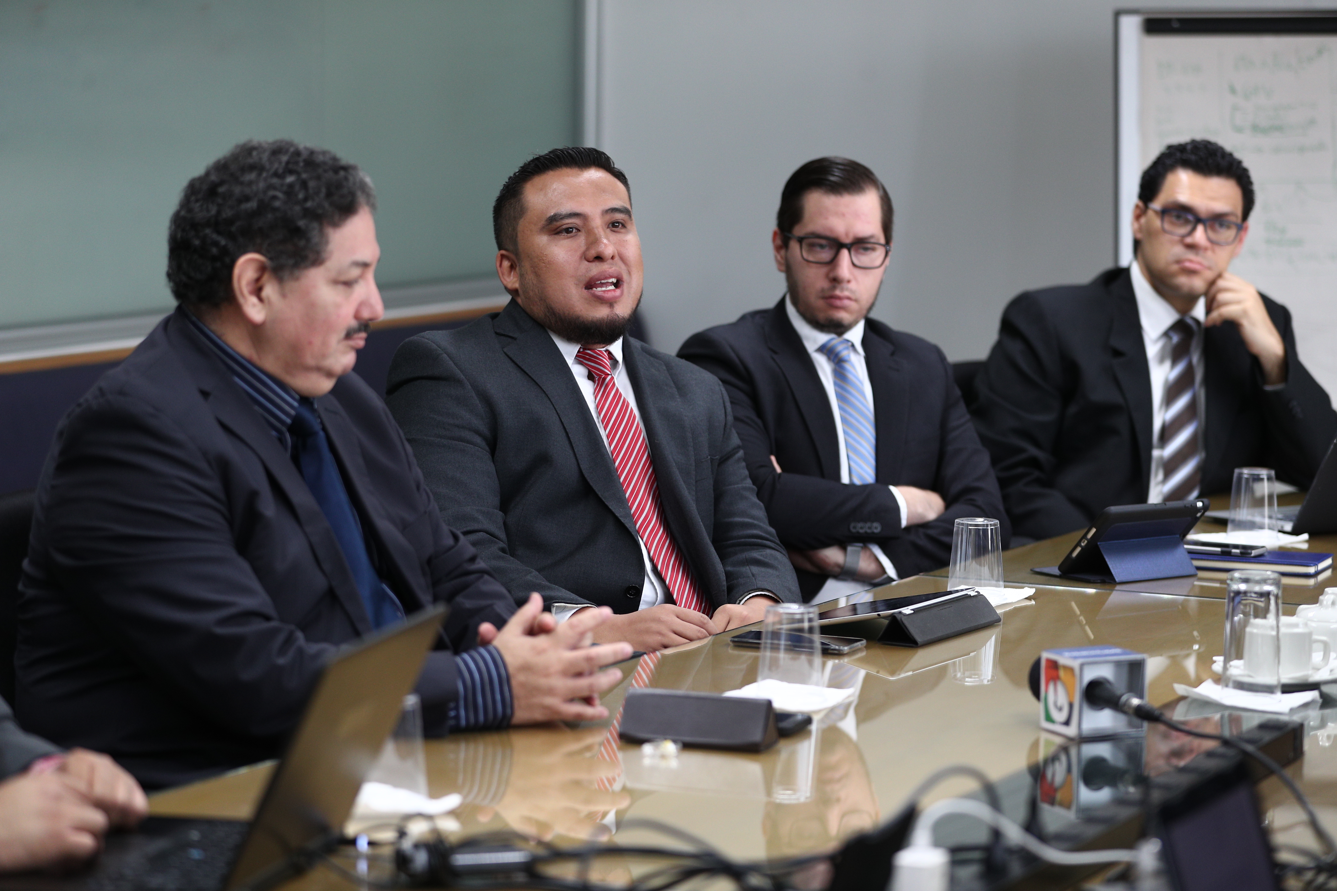 Analistas políticos y económicos dan sus conclusiones tras evaluar los programas de gobierno de la UNE y Vamos. (Foto Prensa Libre: Carlos Hernández Ovalle)