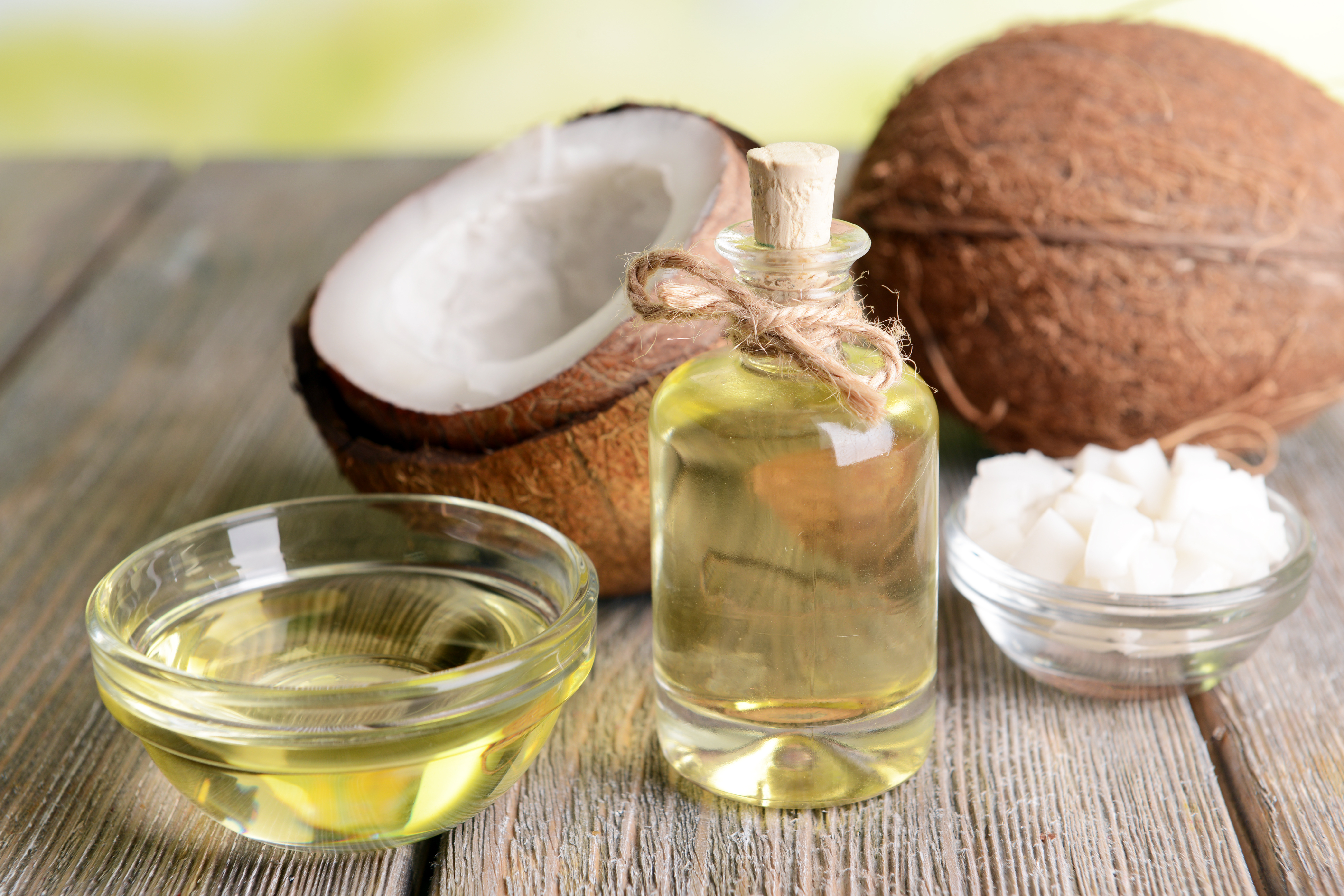 El aceite de coco es una herramienta natural que puede utilizar a su favor, para mejorar el aspecto de su piel, cabello y dientes. (Foto Prensa Libre: Servicios)