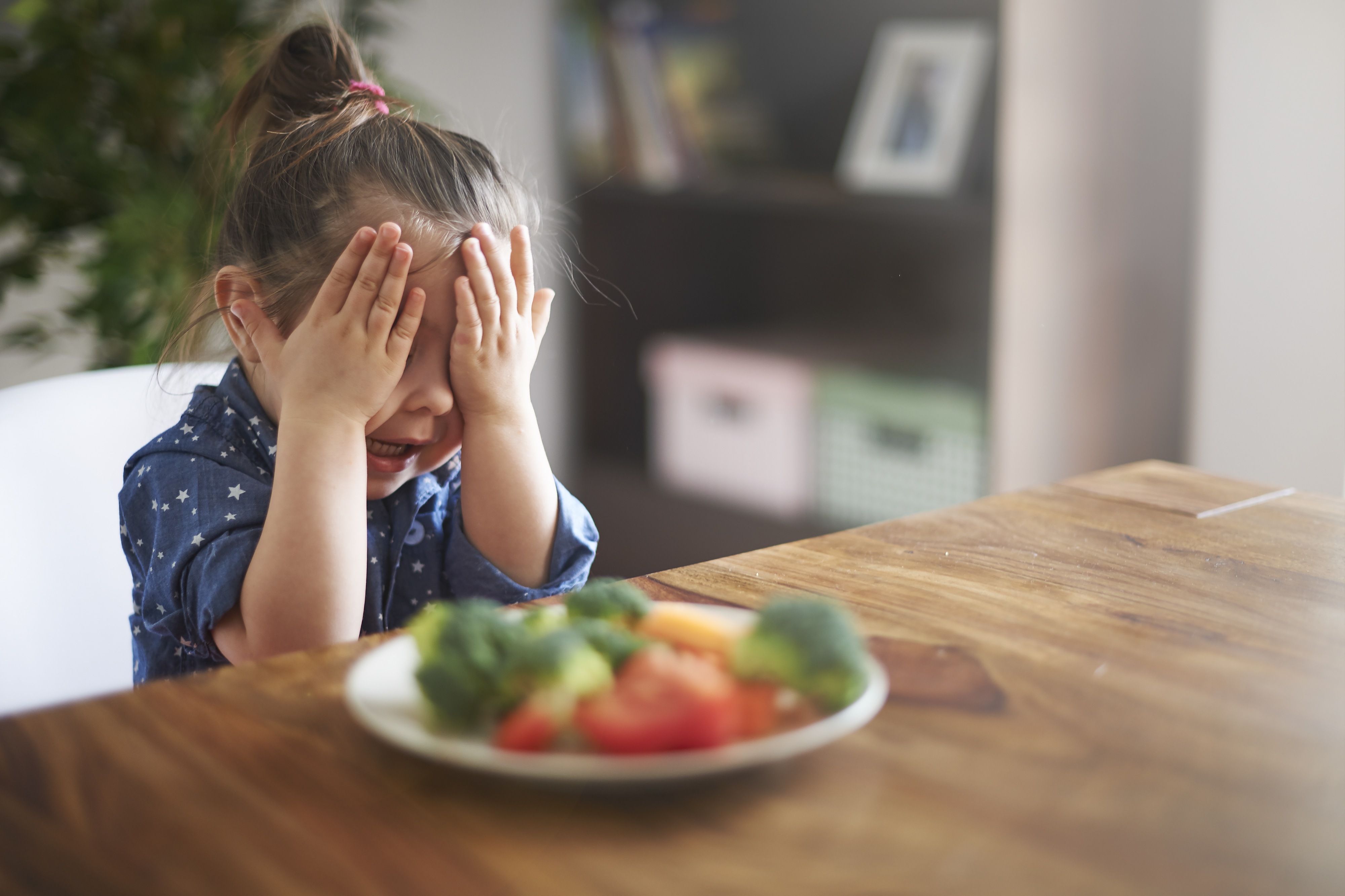 Algunos niños podrían tener dificultades en interpretar la información que llega a través de sus sentidos y que esto influya en su alimentación. (Foto Prensa Libre: Servicios)